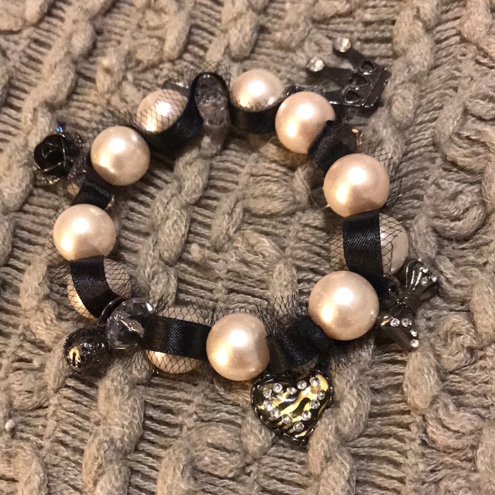 Black and pearl bracelet